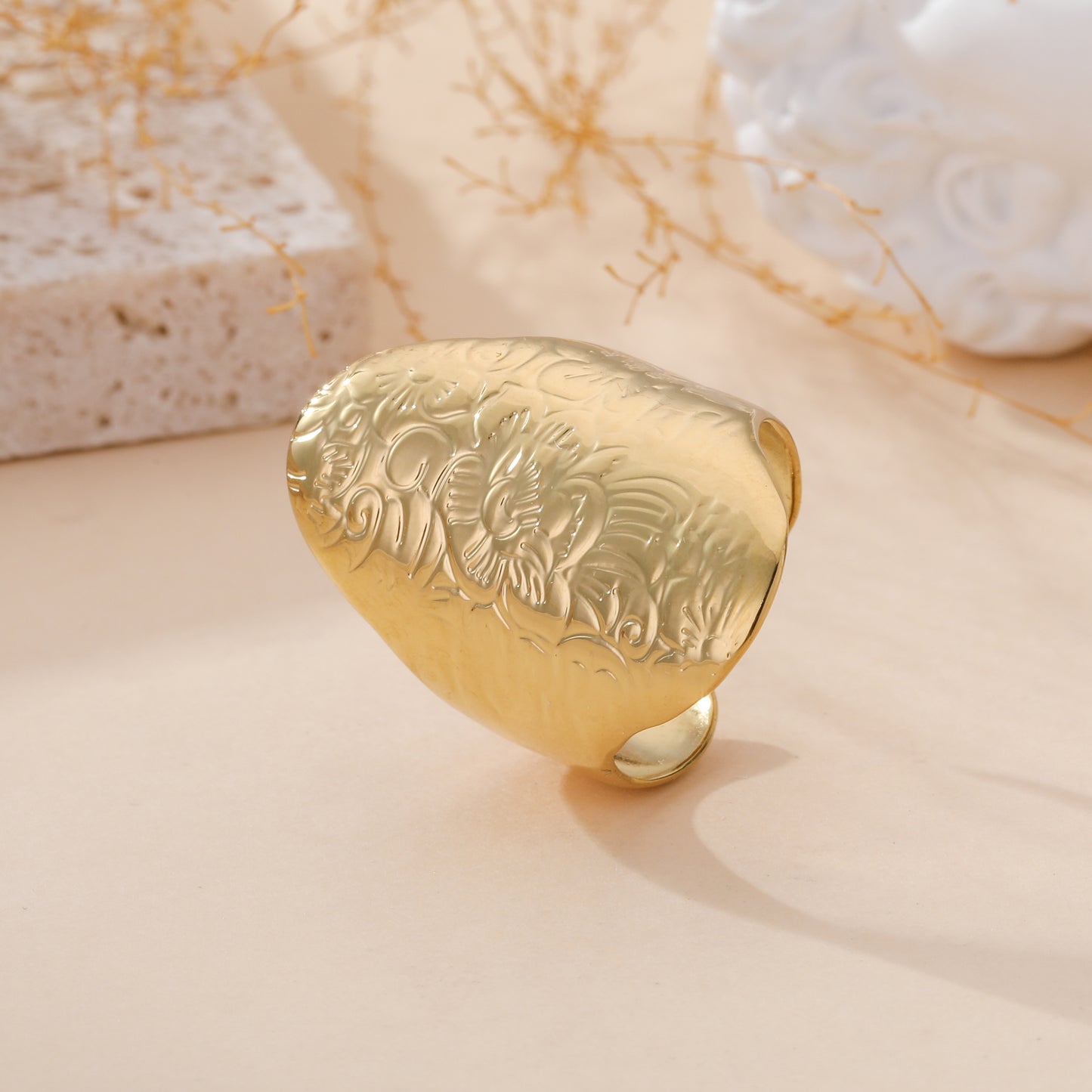 Bague large dorée bombée avec motifs floraux gravés style bohème chic femme