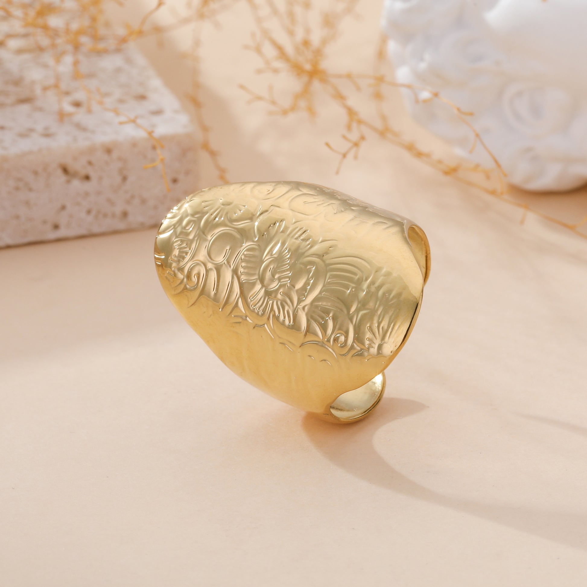 Bague large dorée bombée avec motifs floraux gravés style bohème chic femme