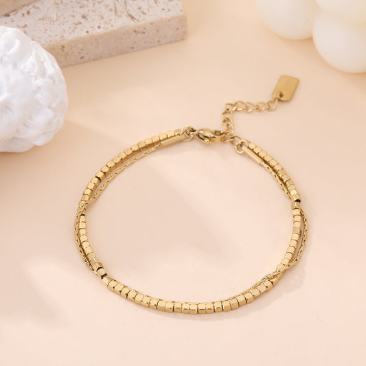 Bracelet double rang perles dorées carrées femme avec chaînette d'extension bijou tendance minimaliste