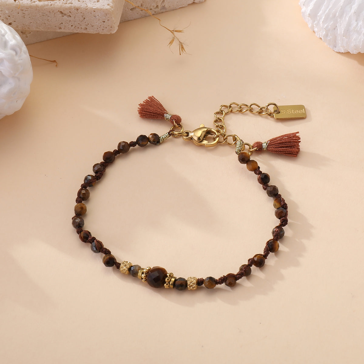 Bracelet perles œil de tigre marron avec détails dorés et pompons bohème femme acier inoxydable