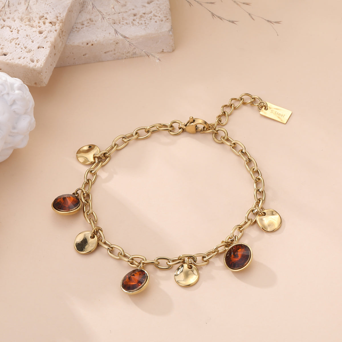 Bracelet chaîne doré acier inoxydable avec breloques pierres ambrées et médaillons martelés femme tendance