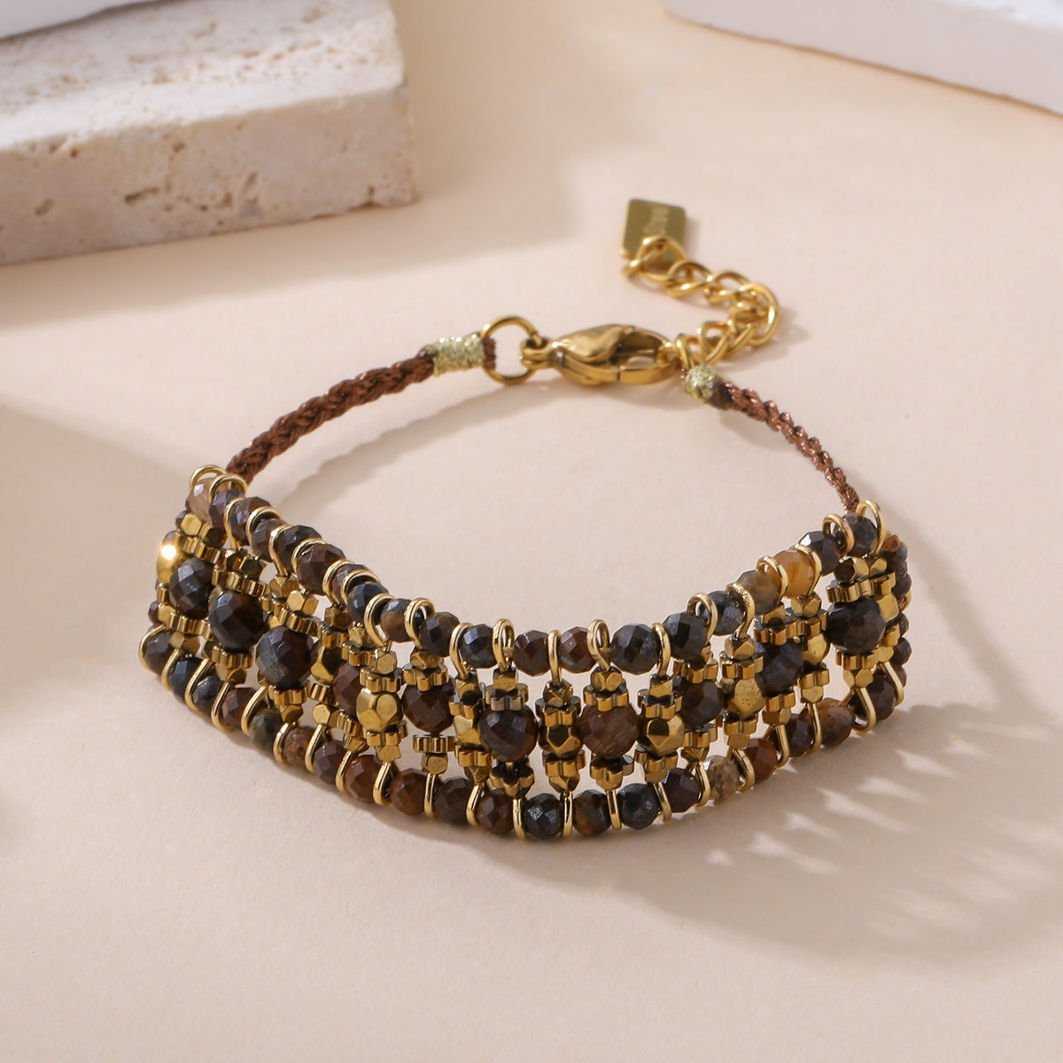 Bracelet pierre oeil de tigre femme multirangs perles facettées marron et or fermoir doré style bohème chic