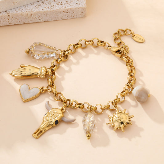 Bracelet à breloques dorées avec pendentifs soleil, cœur, tête de buffle et perles, bijou fantaisie bohème chic femme