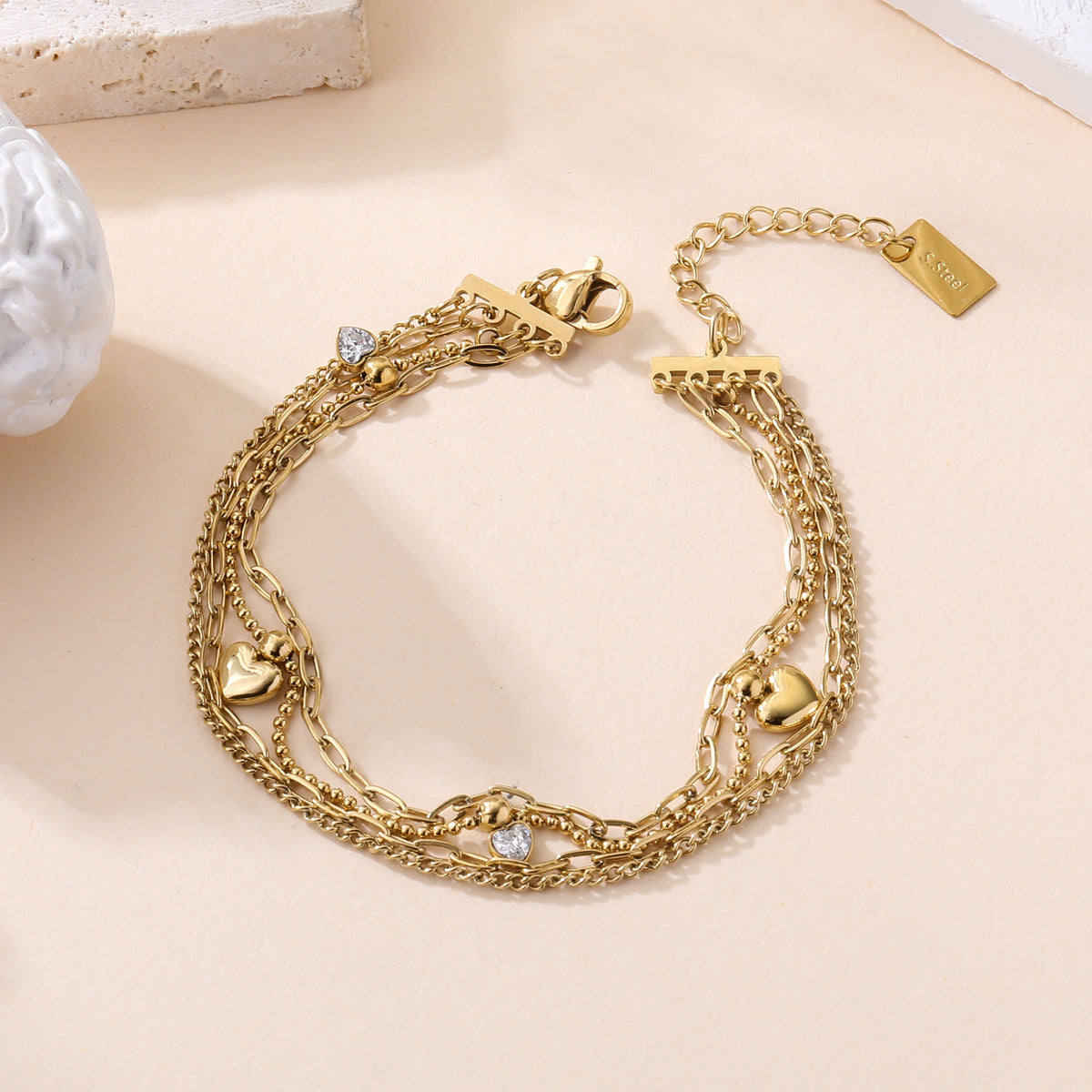 Bracelet quadruple rangs chaînes dorées acier inoxydable avec breloques cœurs et strass femme tendance