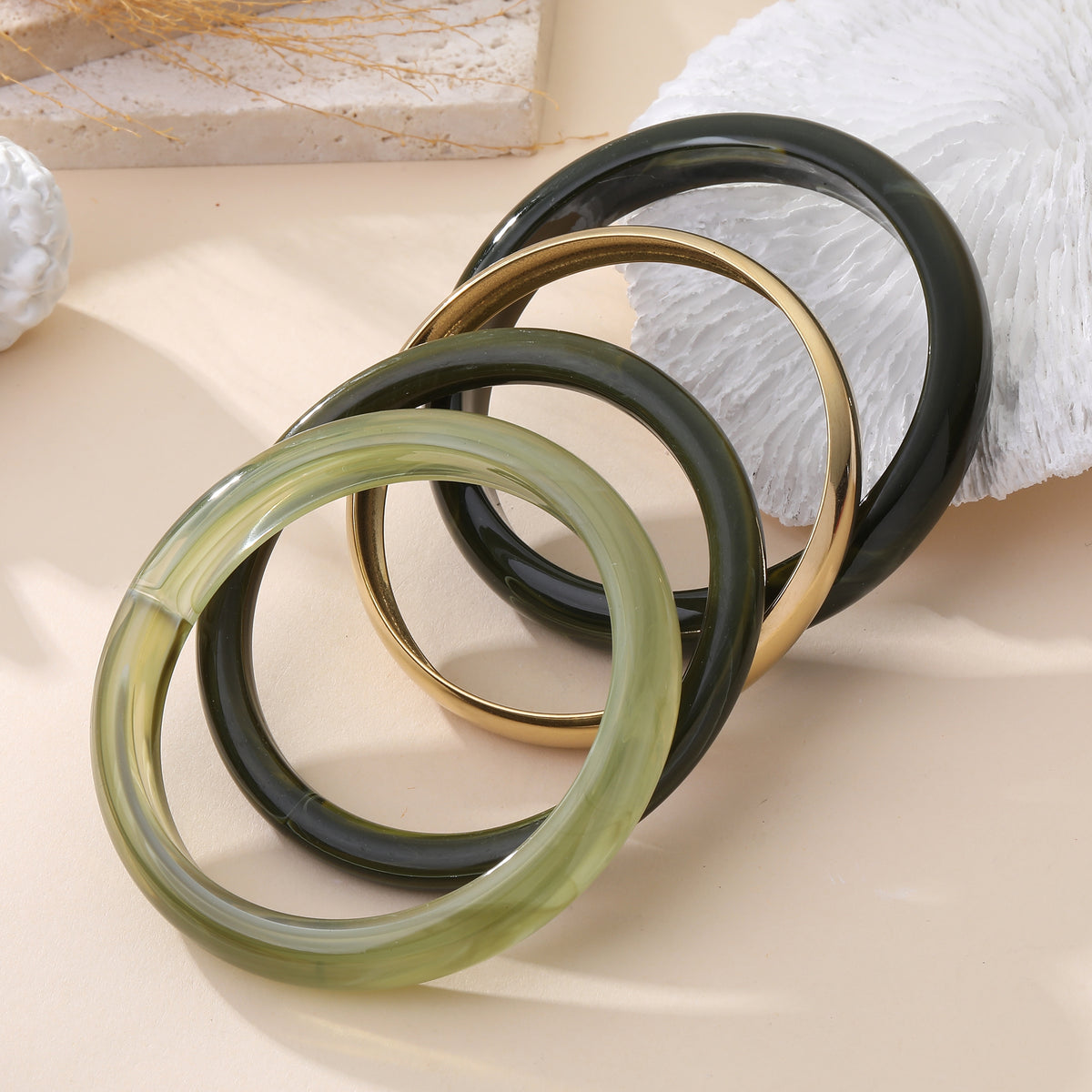 Lot de 5 bracelets joncs superposables vert olive marbré et doré style bohème chic femme
