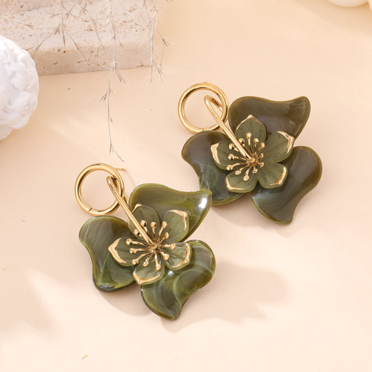Boucles d'oreilles fleurs vertes effet marbré avec détails dorés style bohème chic femme