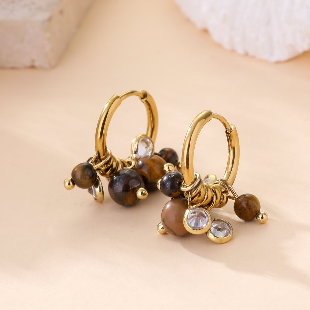 Boucles d'oreilles créoles dorées avec perles œil de tigre et strass cristal, bijoux bohème chic femme