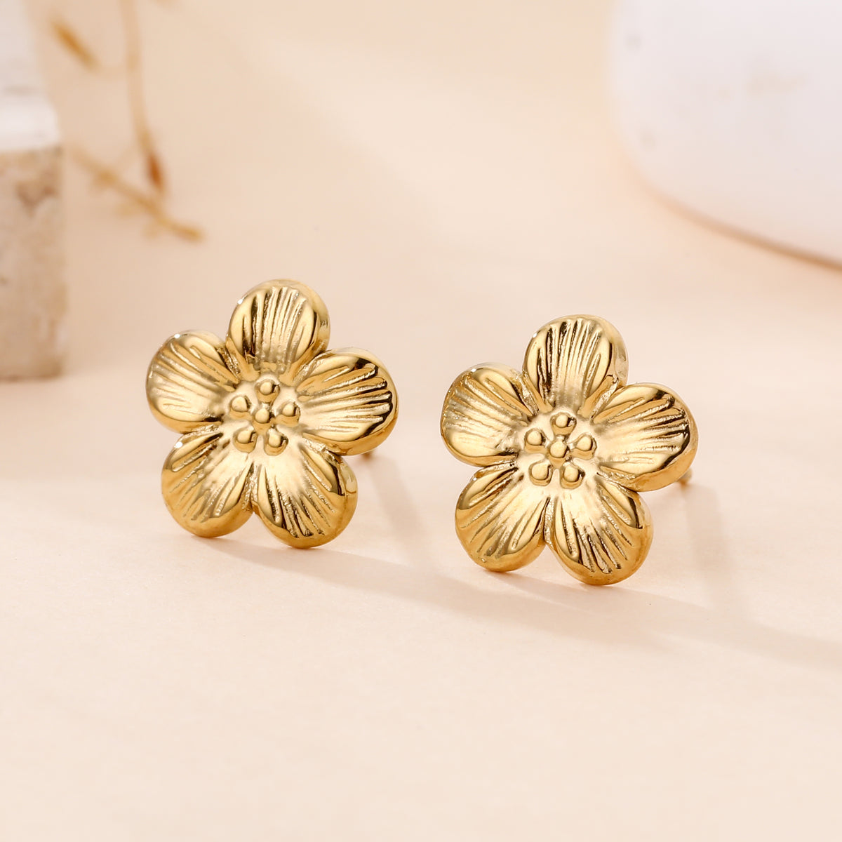 Boucles d'oreilles fleur dorées effet métal texturé style bohème chic femme bijou fantaisie tendance