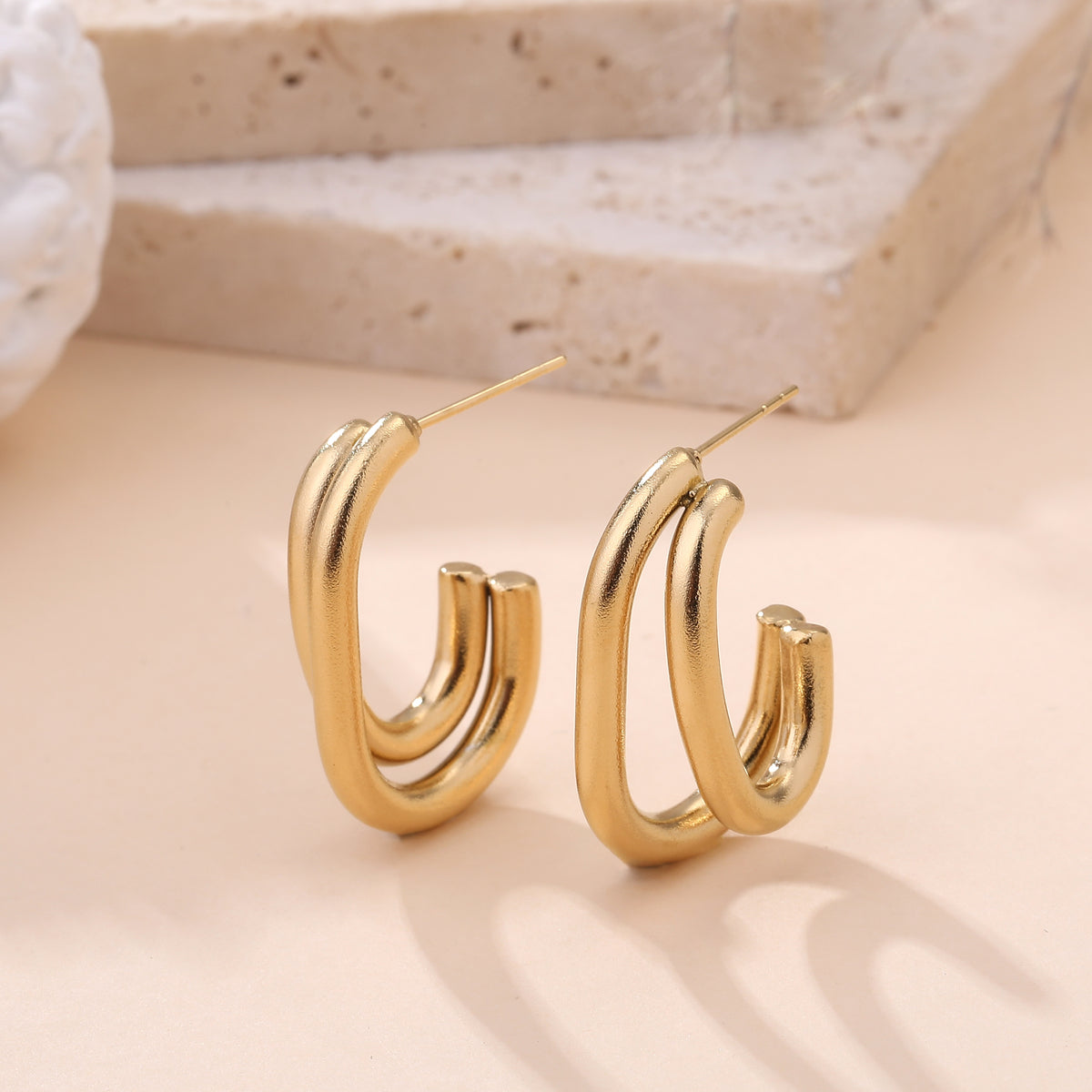 Boucles d'oreilles créoles dorées double anneau ouvert style minimaliste femme bijou tendance