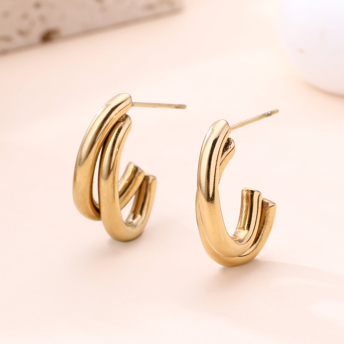Boucles d'oreilles créoles dorées double anneau torsadé femme bijoux tendance minimaliste
