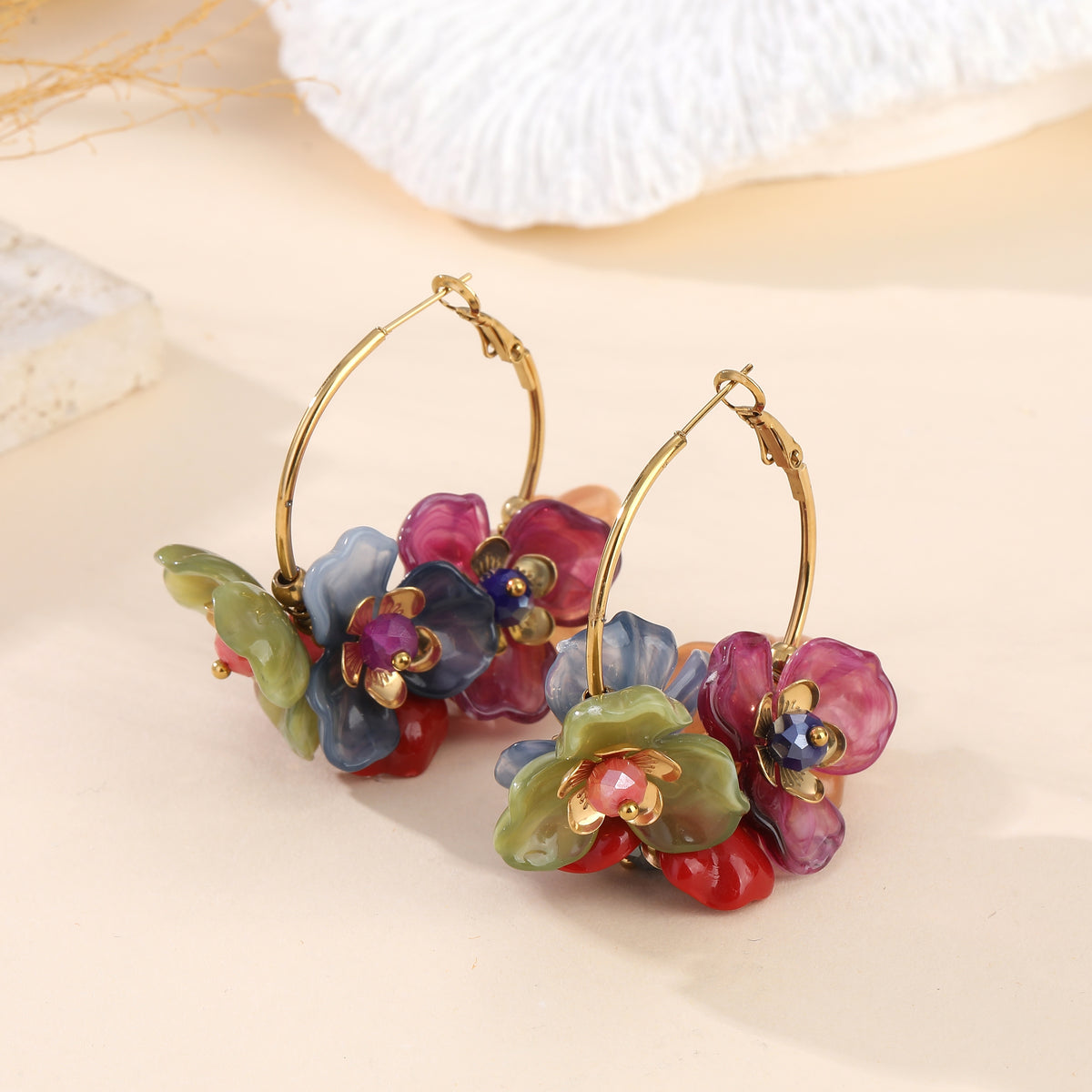 Boucles d'oreilles créoles dorées fleurs multicolores résine femme style bohème chic bijoux fantaisie colorés