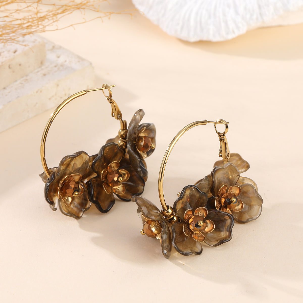 Boucles d'oreilles créoles dorées fleurs acétate marron ambre bijou bohème chic femme