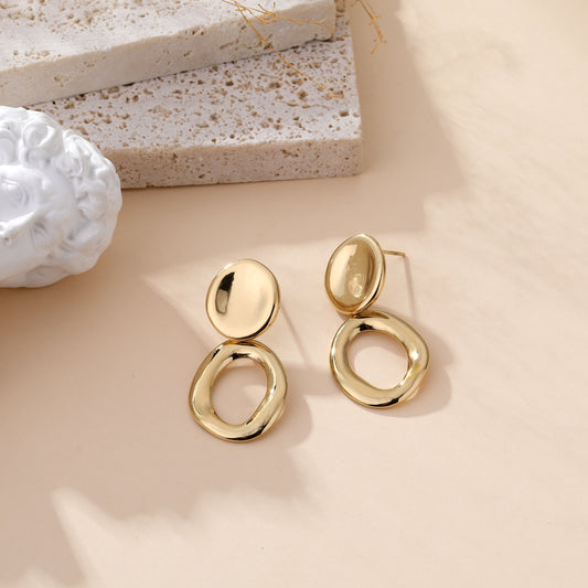 Boucles d'oreilles pendantes dorées forme ovale et cercle irrégulier style minimaliste chic femme