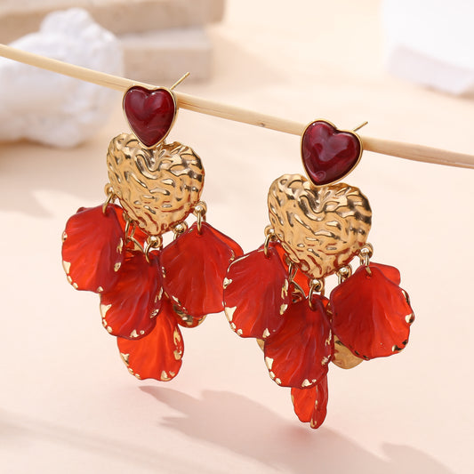 Boucles d'oreilles pendantes coeur doré avec pétales rouges effet froissé, bijou fantaisie femme style romantique