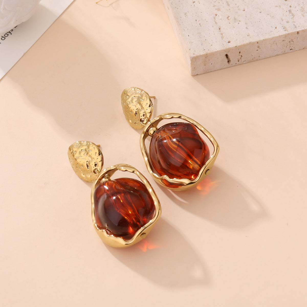 Boucles d'oreilles pendantes dorées avec pierre ambre marron effet résine, bijoux fantaisie femme style vintage chic