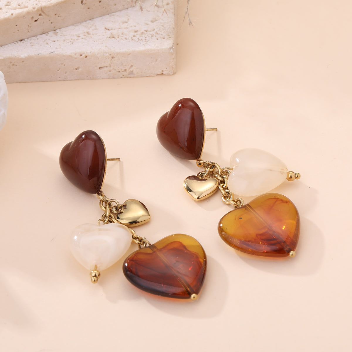 Boucles d'oreilles pendantes cœurs multicolores marron ambre blanc doré style bohème chic femme