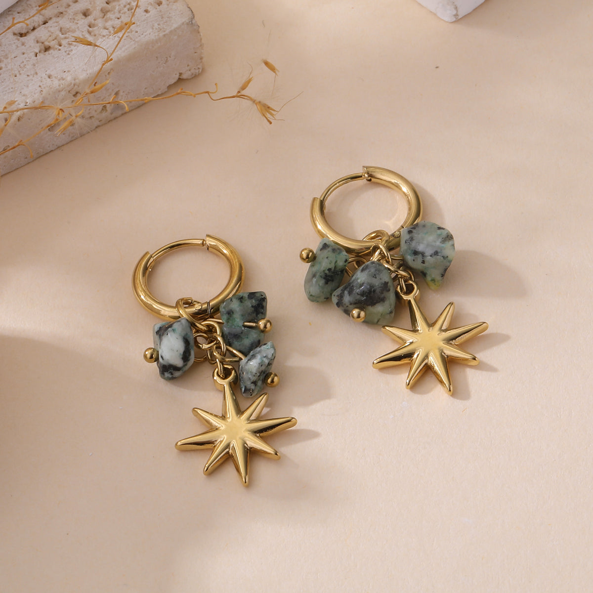Boucles d'oreilles créoles dorées turquoise africaine avec pendentif étoile et pierres naturelles vertes femme bohème