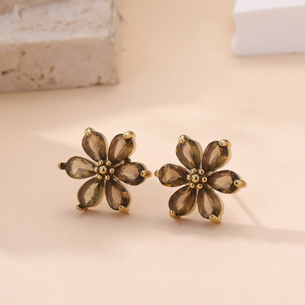 Boucles d'oreilles puces fleur en pierres fumées facettées et métal doré, bijou femme tendance bohème chic