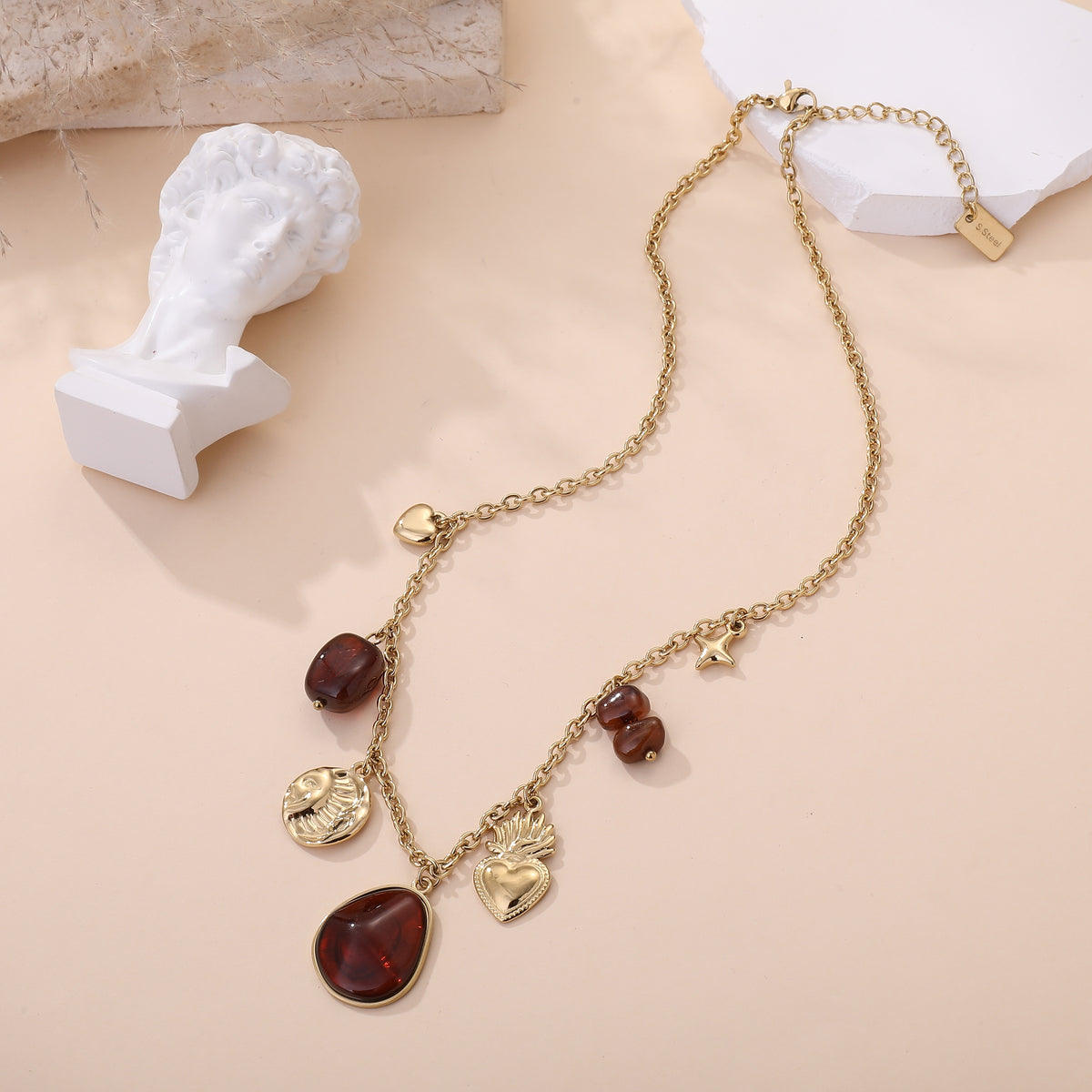 Collier chaîne dorée avec pendentifs charms cœur et pierres ambre rouge style baroque femme