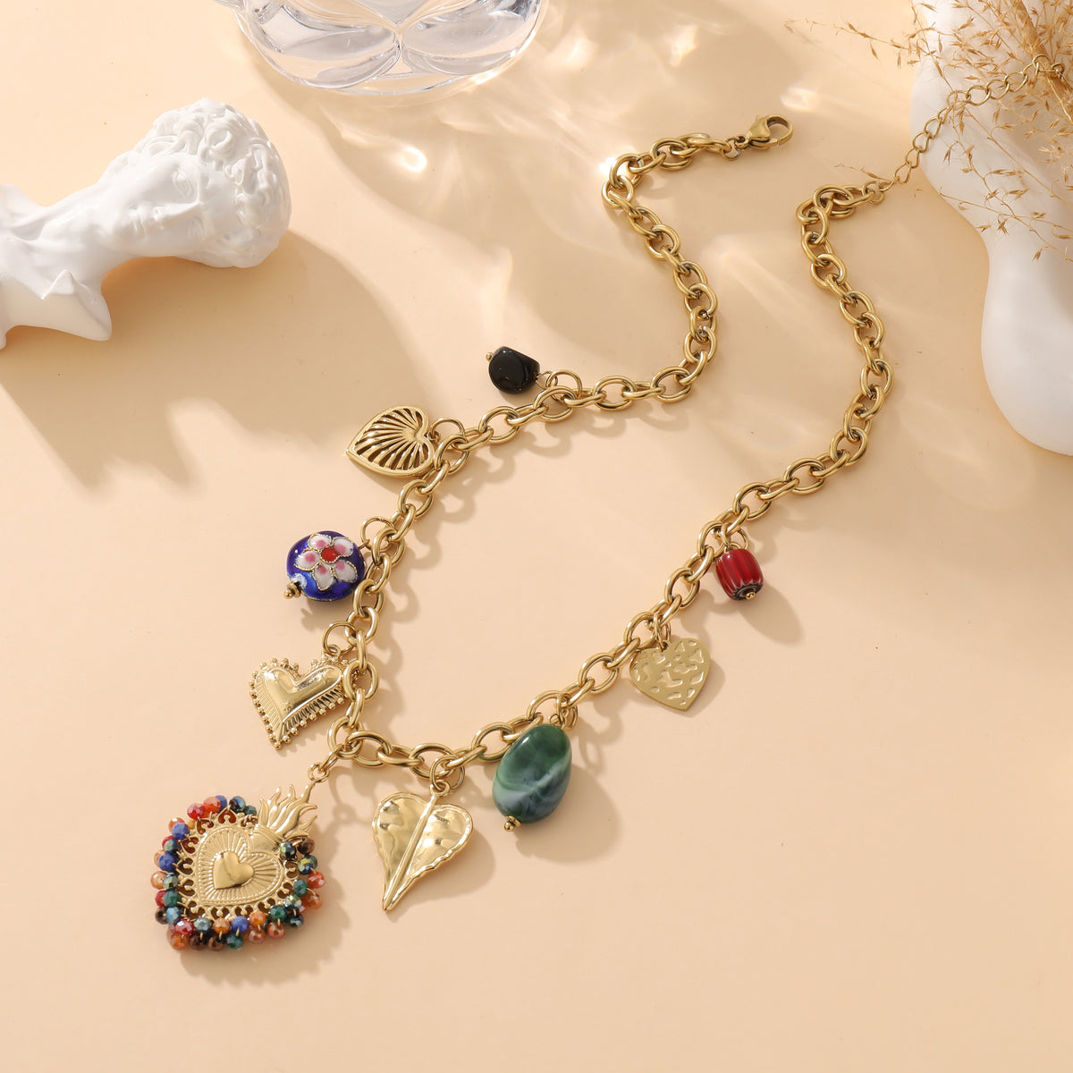 Collier chaîne dorée avec pendentifs cœur sacré colorés et breloques cloisonnées style bohème femme