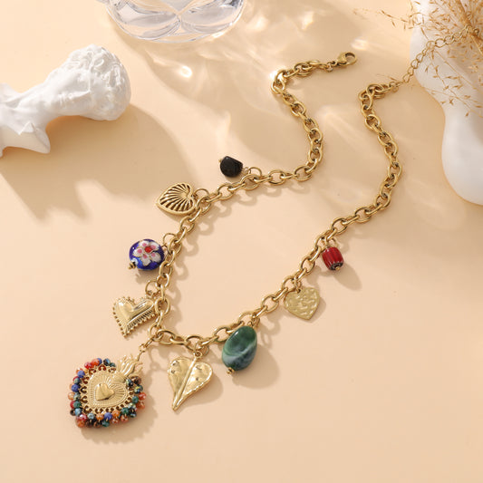 Collier chaîne dorée avec pendentifs cœur sacré colorés et breloques cloisonnées style bohème femme