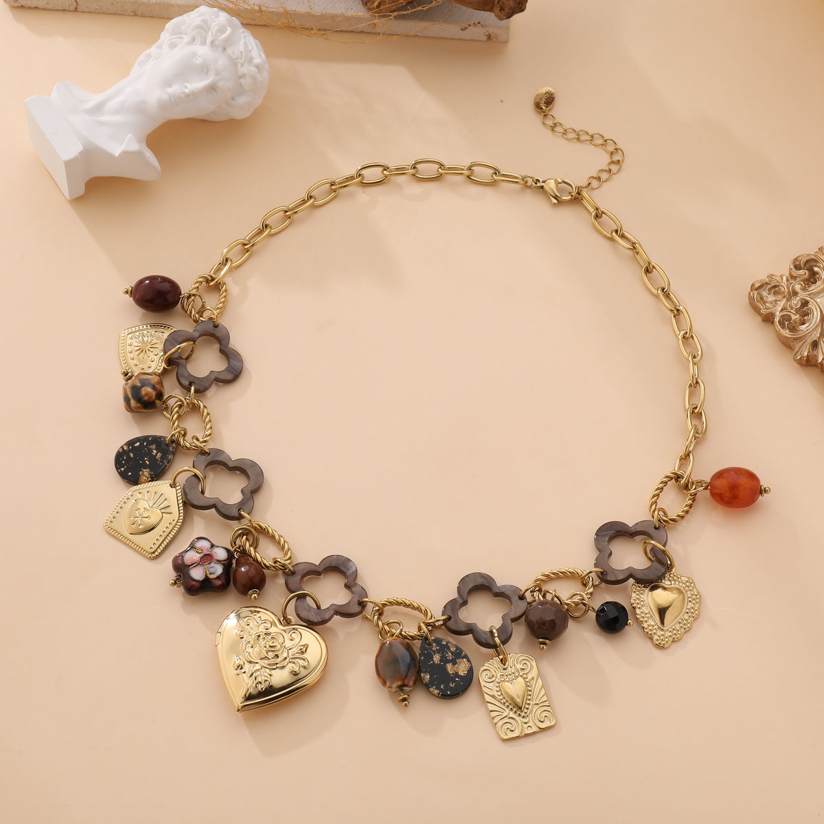 Collier chaîne dorée avec breloques cœur gravé, trèfles bois et perles marron style bohème chic femme