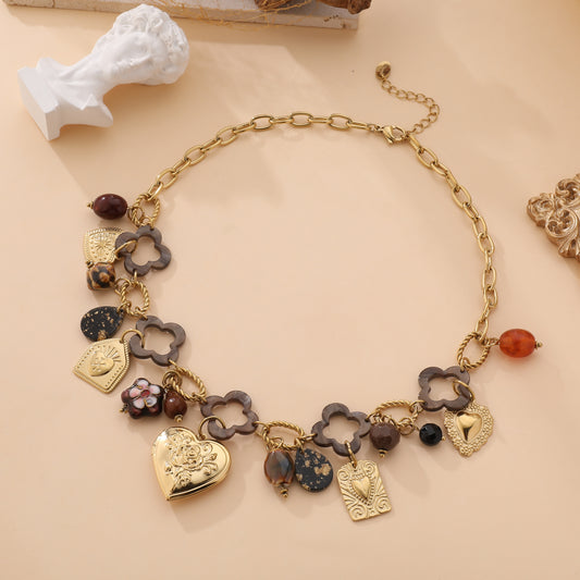 Collier chaîne dorée avec breloques cœur gravé, trèfles bois et perles marron style bohème chic femme