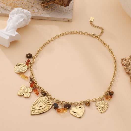 Collier chaîne dorée avec breloques cœurs fleurs et perles ambrées style bohème chic femme