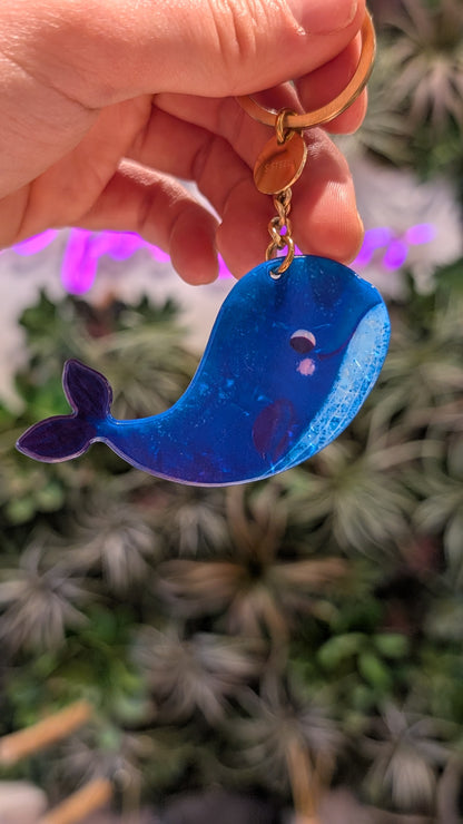 Porte-clés fantaisie résine bleue forme baleine kawaii accessoire sac femme original fait main