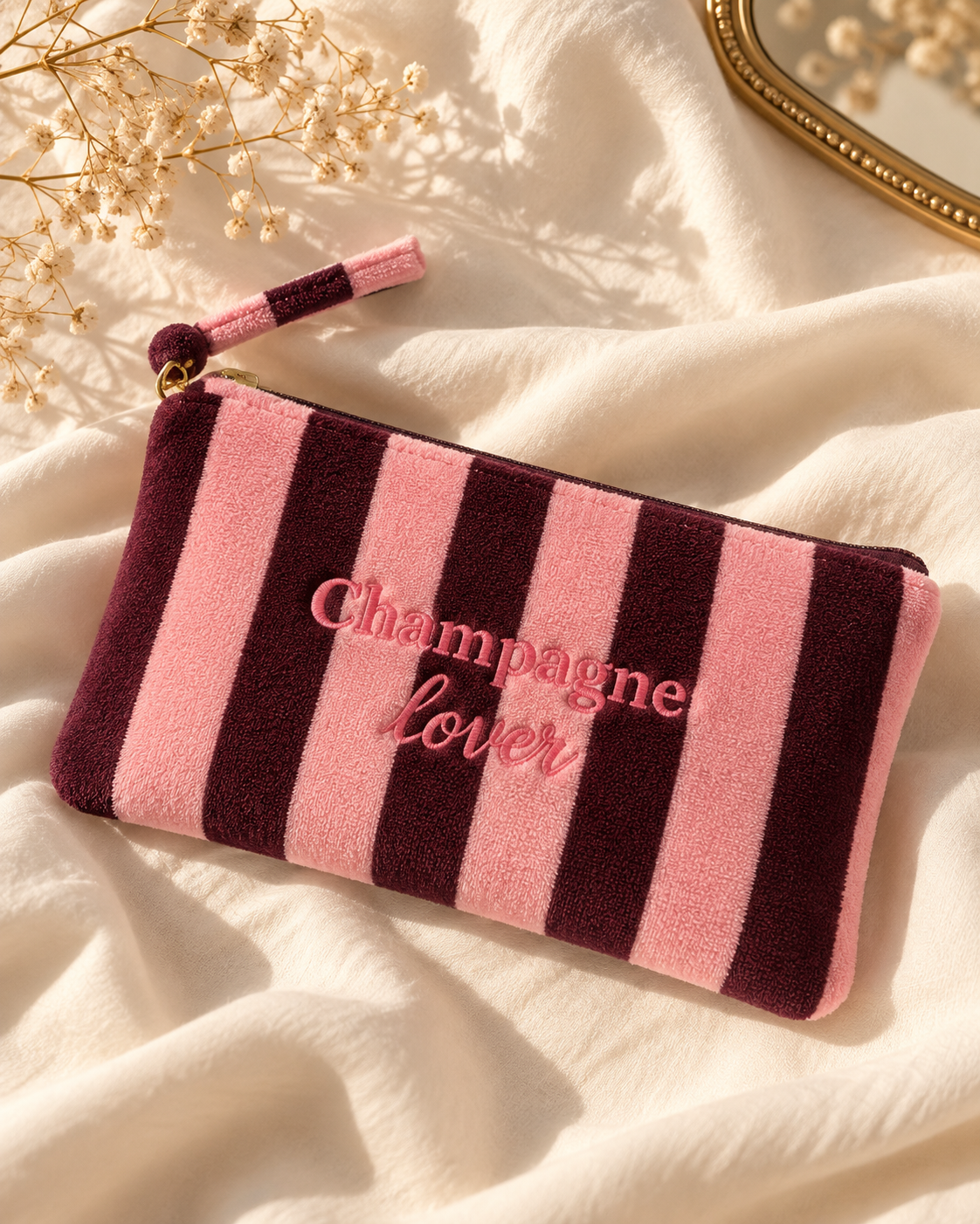 Pochette velours rayée rose et bordeaux Champagne Lover, trousse maquillage femme tendance avec pompon