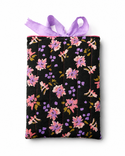 Pochette matelassée livre de poche tissu fleuri noir violet rose avec ruban satin lavande accessoire lecture femme