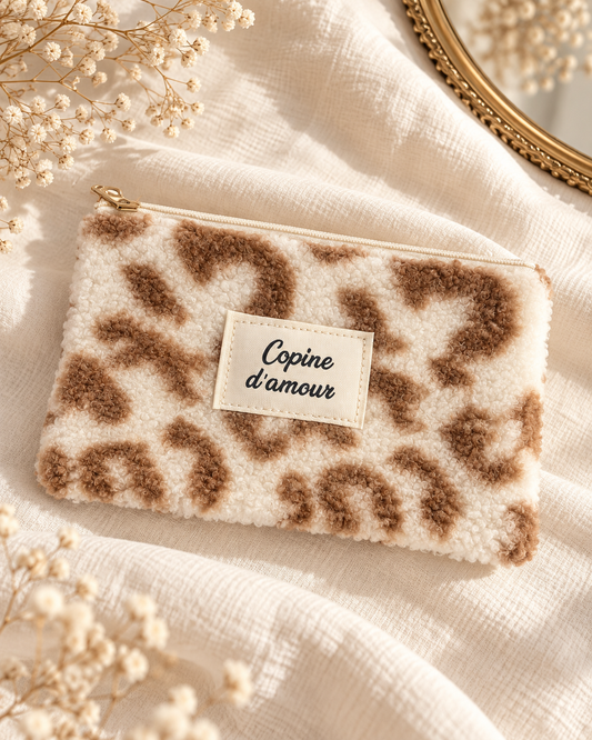 Pochette moumoute sherpa léopard beige et marron Copine d'amour, trousse douce femme tendance