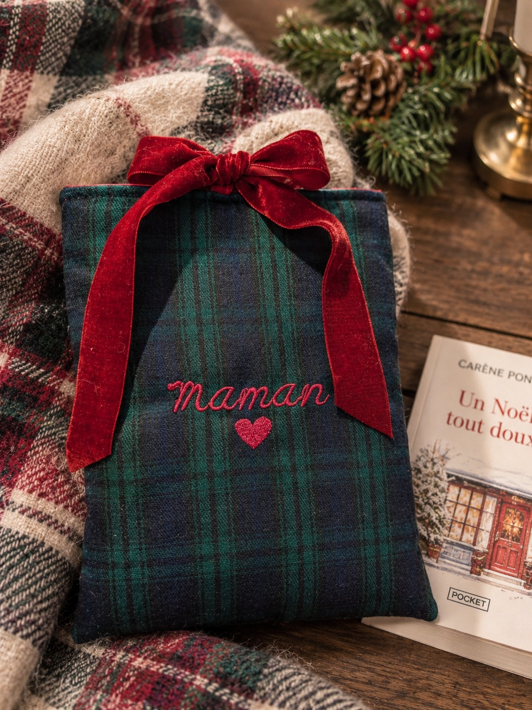 Pochette à livre tartan vert et bleu personnalisée prénom Maman brodé rouge avec noeud velours cadeau Noël femme