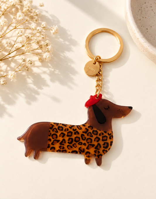 Porte-clés fantaisie teckel en résine marron motif léopard avec béret rouge accessoire original femme