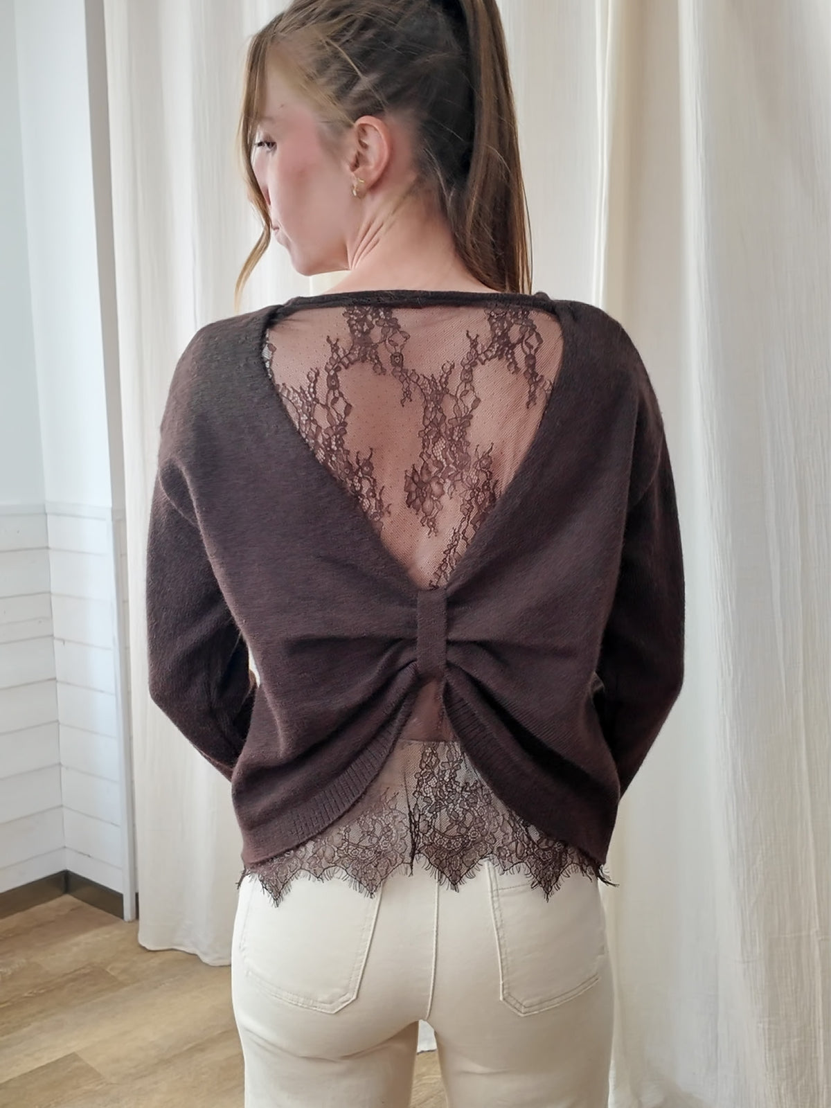 Pull dos nu marron avec dentelle florale transparente et détail torsadé au dos, style romantique femme
