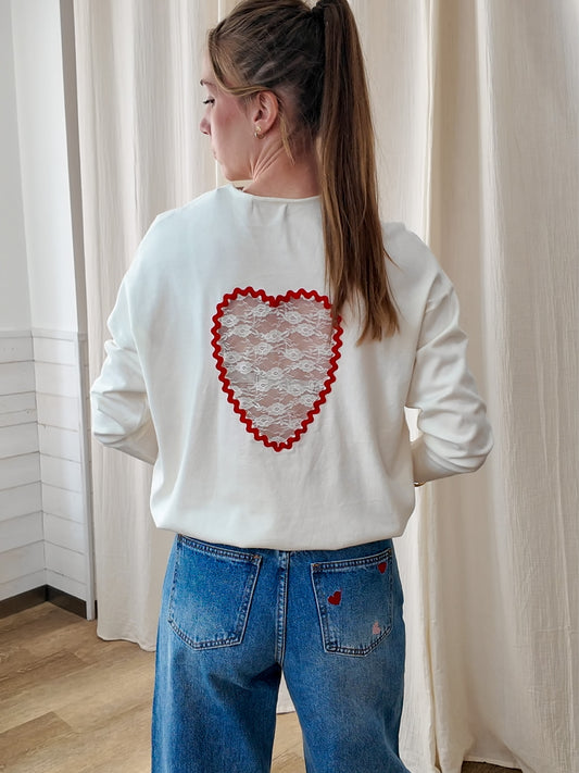 Pull blanc col rond femme dos ajouré dentelle coeur rouge romantique avec jean taille haute brodé coeurs