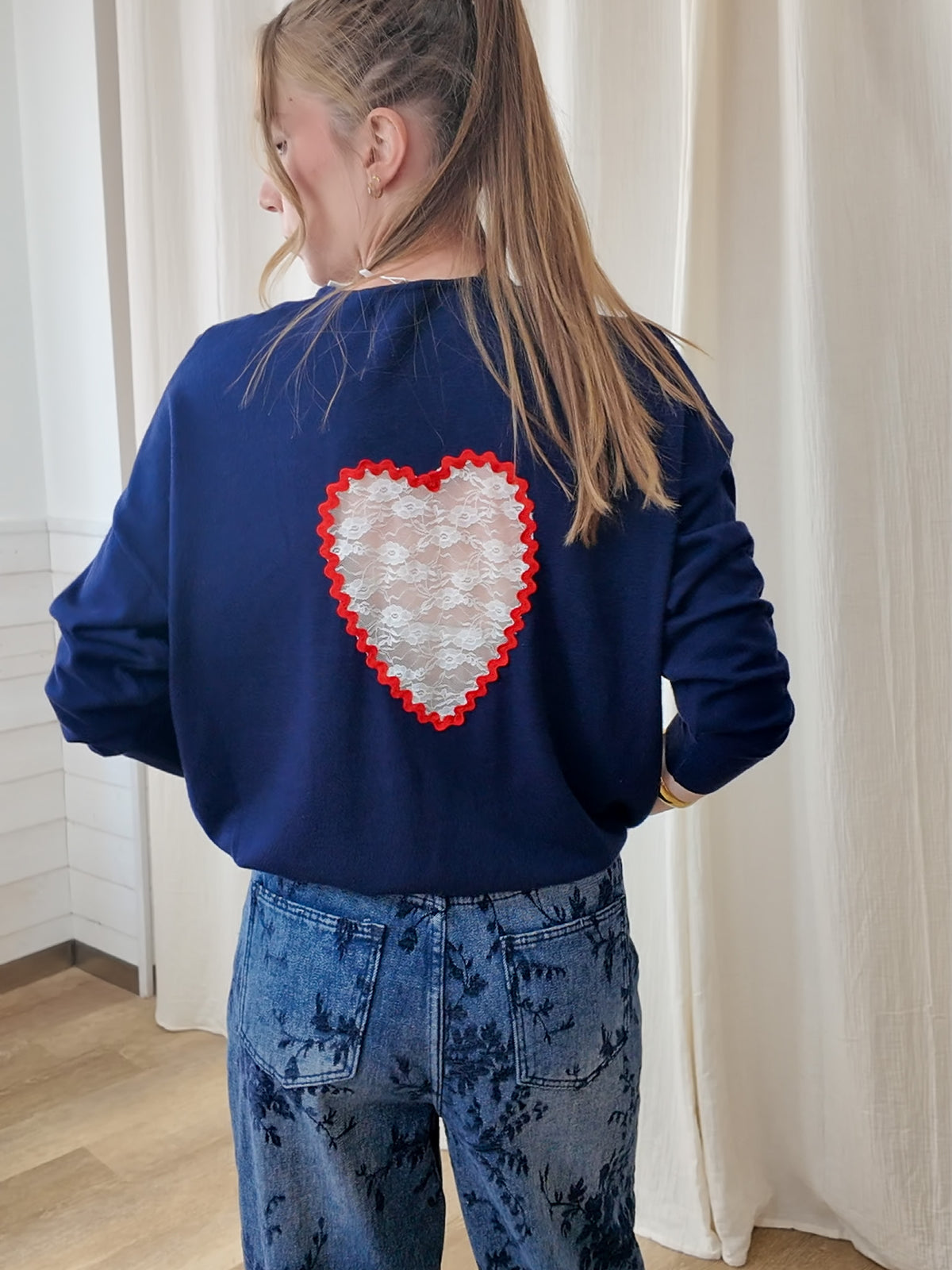 Pull bleu marine femme dos ajouré dentelle coeur blanc bordure rouge, col V, style romantique chic