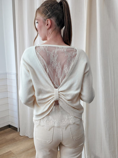Pull doux écru dos nu avec dentelle délicate et détail torsadé femme élégant romantique