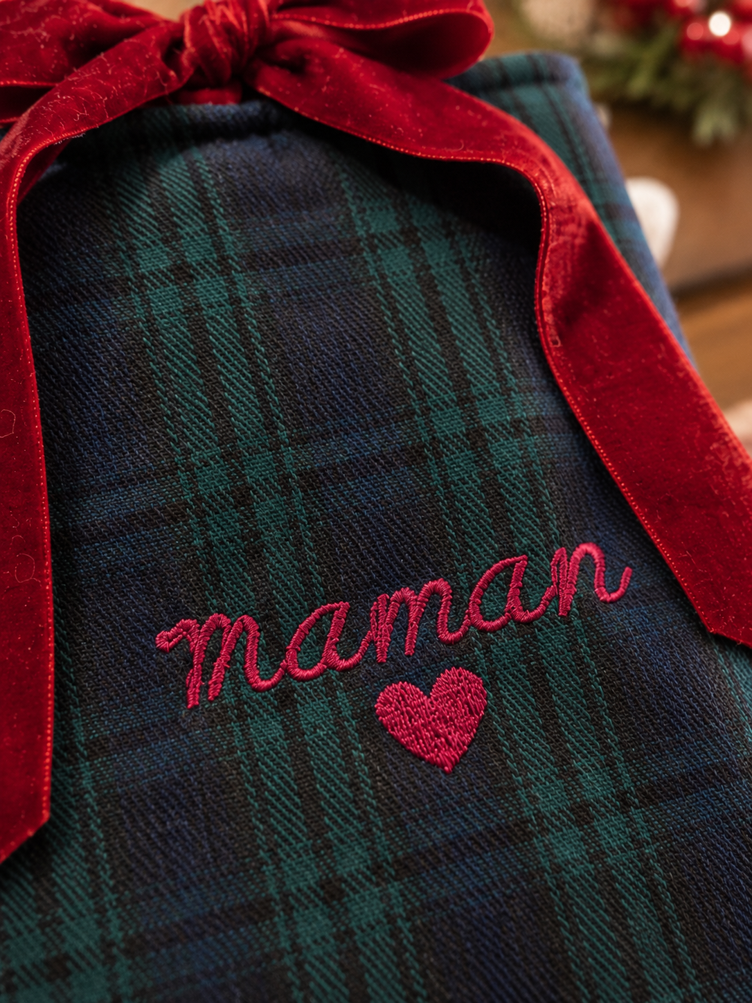 Pochette à livre tartan vert et bleu avec broderie prénom "maman" rouge et nœud velours, accessoire personnalisé cadeau Noël