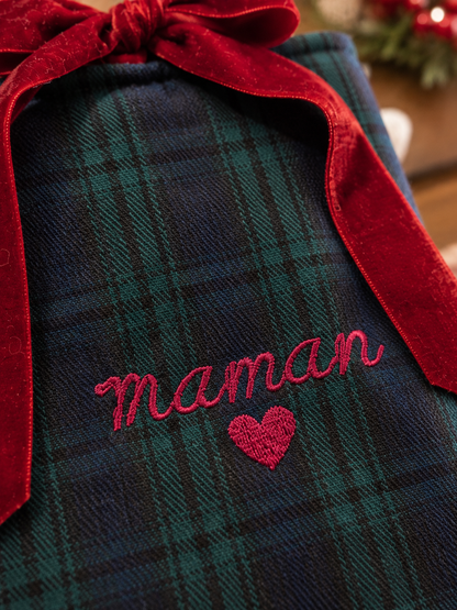 Pochette à livre tartan vert et bleu avec broderie prénom "maman" rouge et nœud velours, accessoire personnalisé cadeau Noël