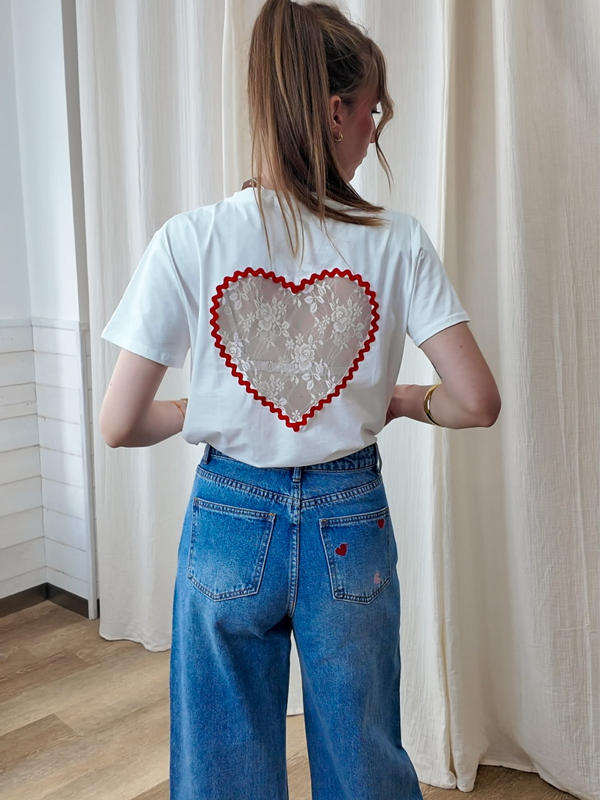 T-shirt blanc femme dos ouvert coeur dentelle romantique bordure rouge style bohème chic