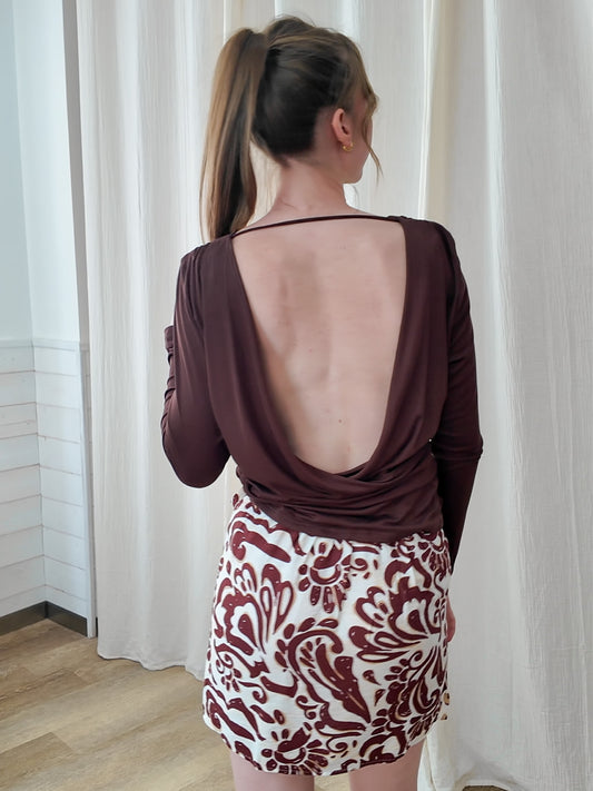 Top dos nu drapé marron manches longues femme porté avec mini jupe imprimée baroque tendance automne