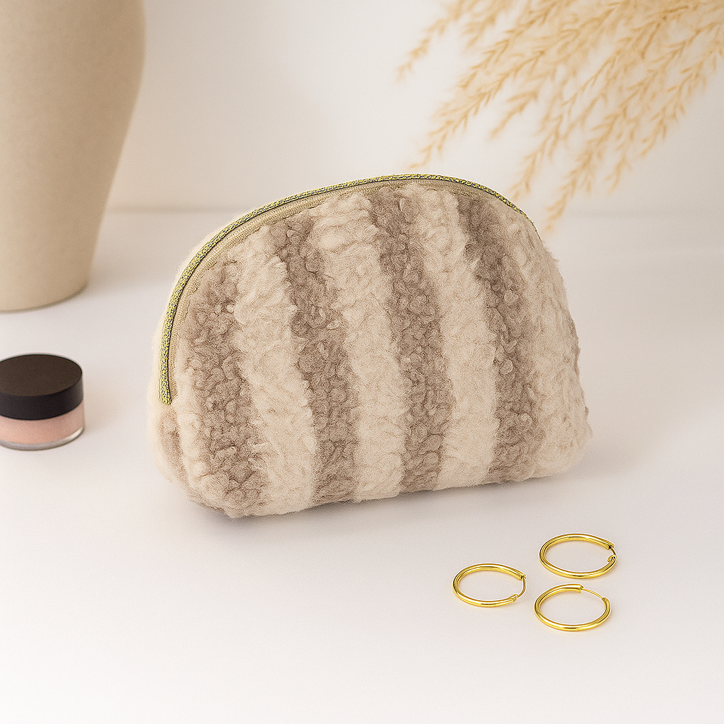 Trousse en moumoute arrondie mis en scene