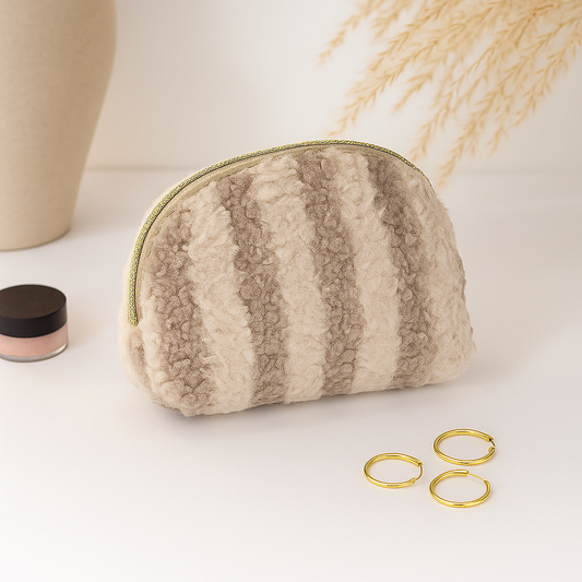 Trousse en moumoute arrondie mis en scene