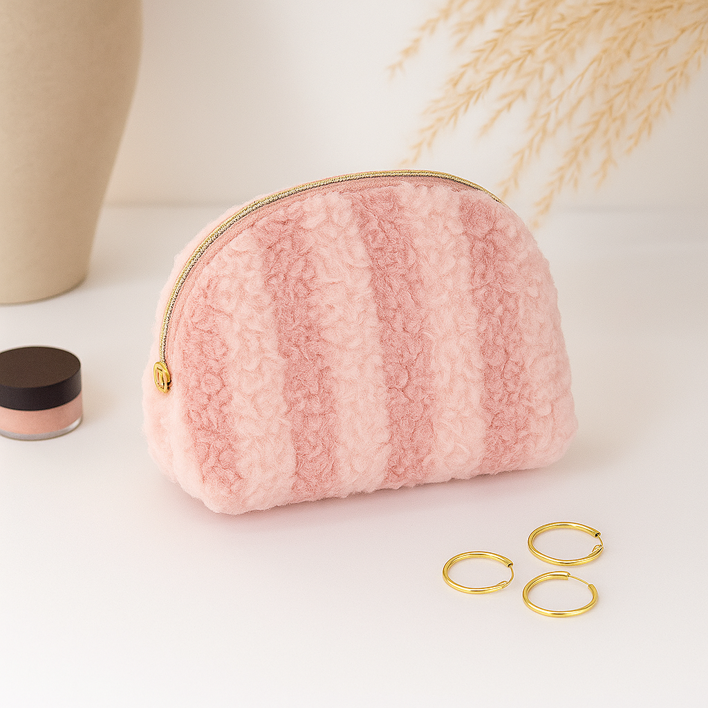 Trousse en moumoute arrondie rose mis en scene