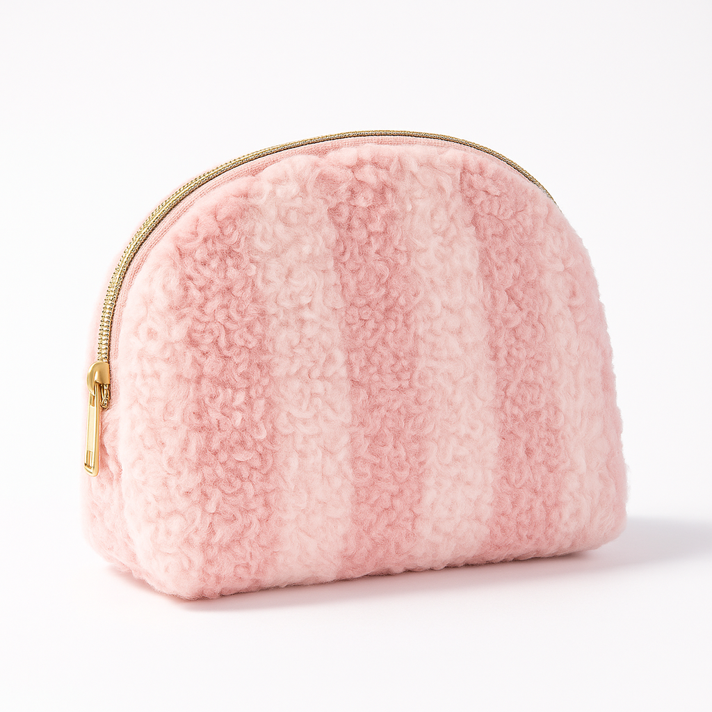Trousse en moumoute arrondie rose fond blanc