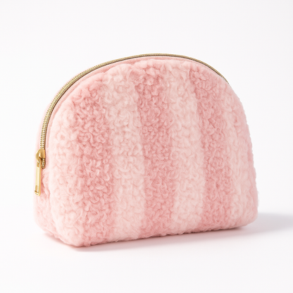 Trousse en moumoute arrondie rose fond blanc