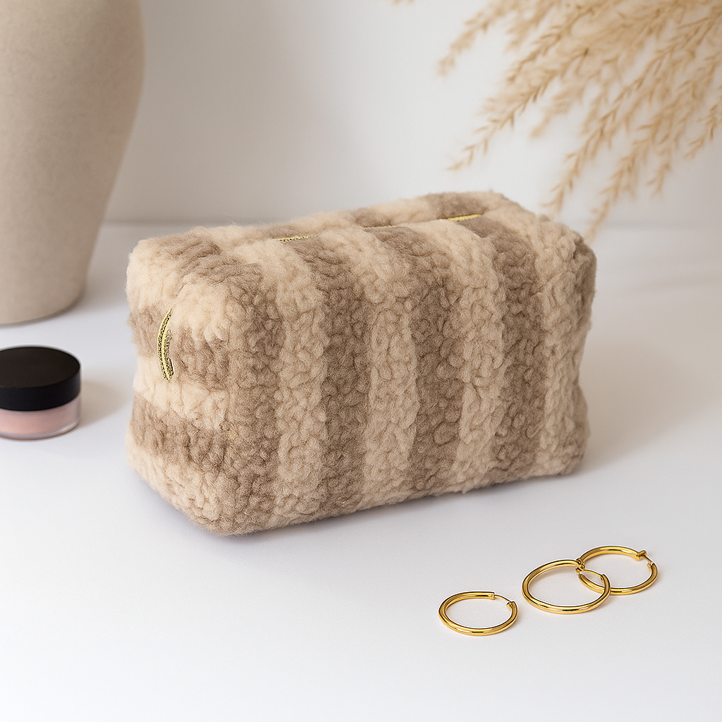 Trousse en moumoute rayée mis en scène