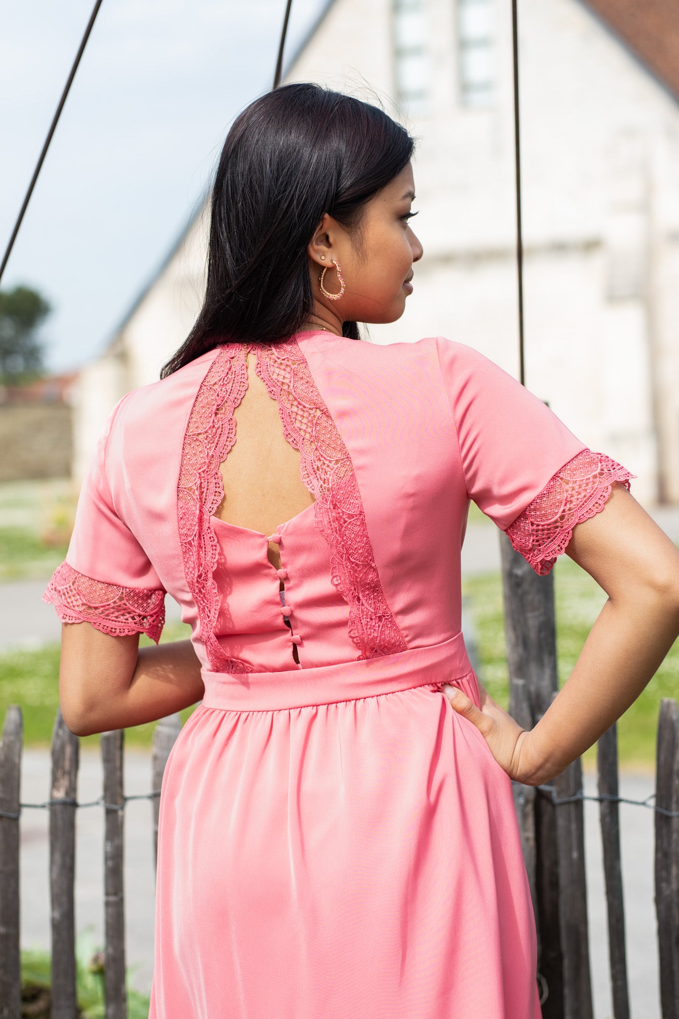 Robe Valéria rose dos ouvert dentelle romantique femme, détails guipure manches courtes style bohème chic