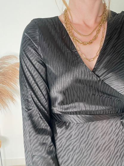 Robe Lucy – Robe portefeuille satinée noire